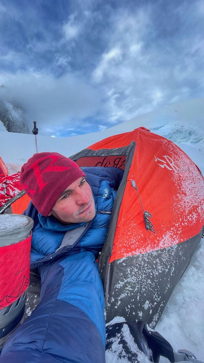 Tomáš Petreček v expedičním stanu během aklimatizace