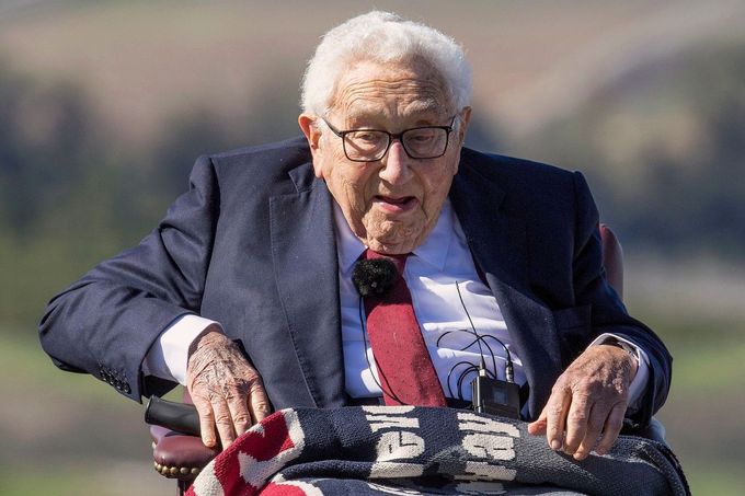 Henry Kissinger na invalidním vozíku v Simi Valley v Kalifornii v USA, 6. února 2023.