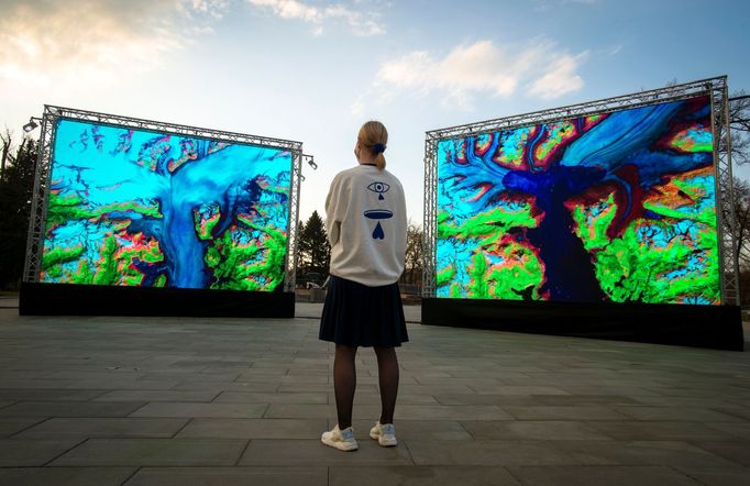 Instalace festivalu Signal v pražské Stromovce.