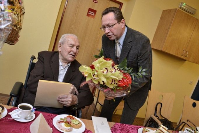 Vilém Kalíšek, 102 let (narozen 19. dubna 1911), dělník v Tatře a u Bati. Recept na dlouhověkost je podle oslavence jednoduchý: neflámovat, pracovat a užívat bylinky. Vilém Kalíšek se narodil v Libhošti, pochází z devíti sourozenců. Po základní škole začal pracovat v kopřivnické Tatře, v roce 1936 se oženil s Annou Janoškovou z Jičiny, kde po svatbě bydleli. Později se přestěhovali do Zlína.  Za druhé světové války byl pan Vilém totálně nasazen na jeden rok na práci do Německa, kde utrpěl těžký úraz hlavy a vrátil se zpět do Zlína. Tam jedenáct let pracoval v obuvnickém závodu u Bati. Poté se s manželkou, které nabídli práci v Novém Jičíně opět přestěhovali a pan Kalíšek zde pracoval až do důchodu v soustružnickém závodě Strojtex. Mezi záliby Viléma Kalíška patřila hlavně zahrádka, kde spolu s manželkou trávili každou volnou chvíli. Žije v domově pro seniory Paprsek v Novém Jičíně. Muž, který pamatuje Rakousko-Uhersko i obě světové války, rád sleduje televizi, zajímá se o zprávy z denního tisku a občas se zúčastňuje aktivit v domově.