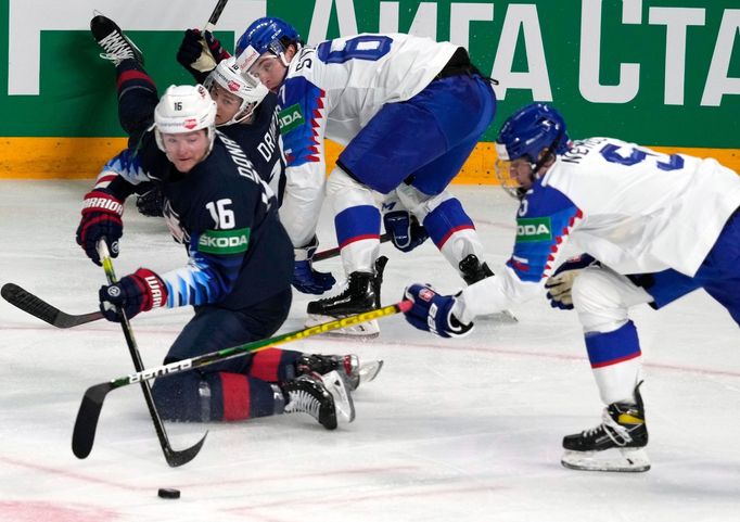 Ryan Donato a Marián Studenič  ve čtvrtfinále USA - Slovensko na MS 2021