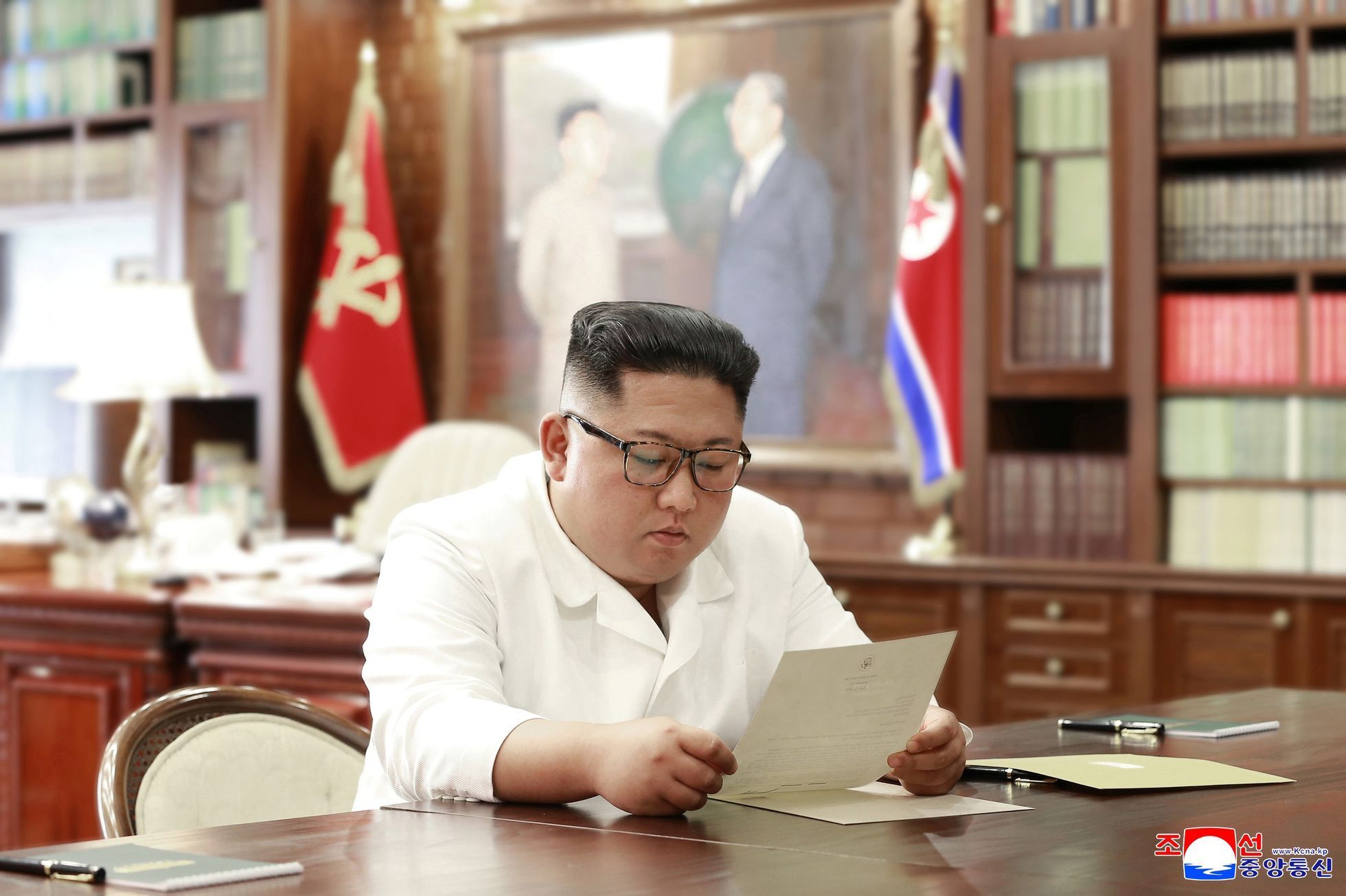 Kim Čong-un čte v pracovně.