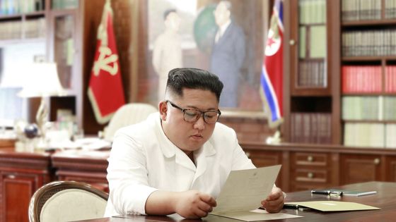 Kim Čong-un čte v pracovně.