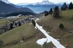 Sníh letos nahradila tráva. Mnoho alpských skiareálů zavřelo, místo lyží nabízí kola