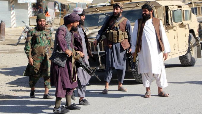 V neděli mluvčí Tálibánu řekl, že afghánské síly obsadily 25 stanovišť pákistánské armády. O život při tom přišlo 58 pákistánských vojáků a dalších 30 utrpělo zranění.
