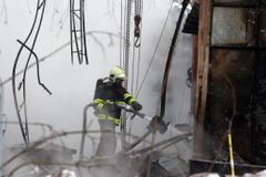 Video, fotogalerie: V Praze hořel sklad s auty hasičů