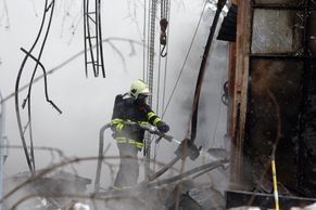 Obrazem: Požár zničil halu v pražských Malešicích