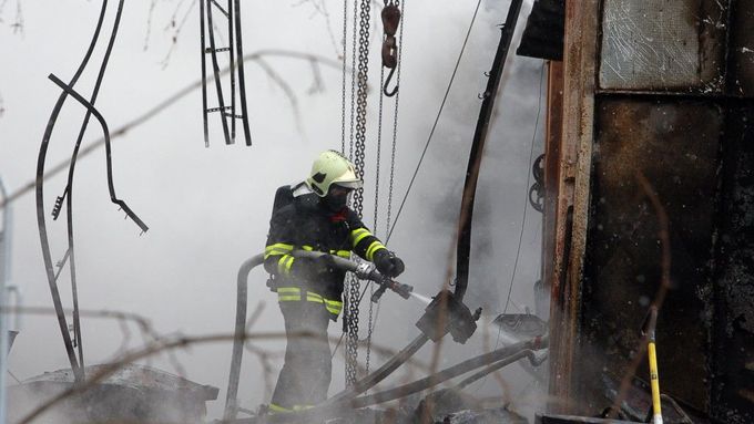 Požár zaměstnal přes sto hasičů