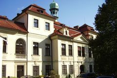 Ve veleslavínském zámku by mohla být umělecká škola, navrhuje radnice Prahy 6