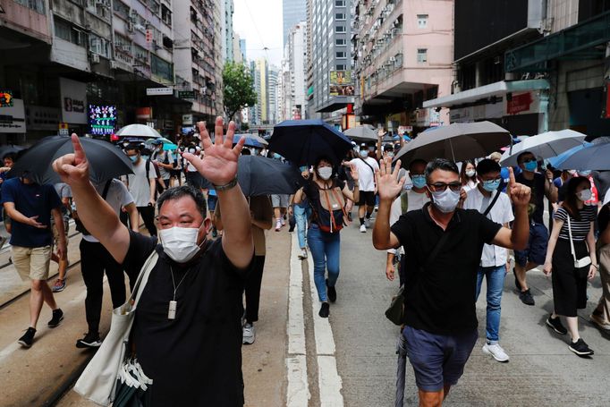 Nový národně bezpečnostní zákon dává Číně možnost potrestat opozici a demonstranty v Hongkongu. Tisíce lidí přesto protestují.