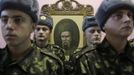 Recruits stand in line in front of a portrait of Ukrainian poet Taras Shevchenko in an infantry unit camp based in Kiev October 15, 2012. REUTERS/Gleb Garanich (UKRAINE - Tags: MILITARY TPX IMAGES OF THE DAY) Published: Říj. 15, 2012, 12:48 odp.