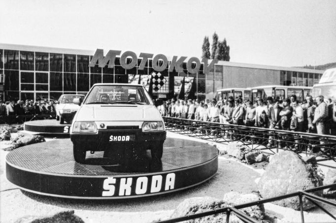 Automobil Škoda Favorit oslavila světovou premiéru na mezinárodním strojírenském veletrhu v Brně v září 1987.