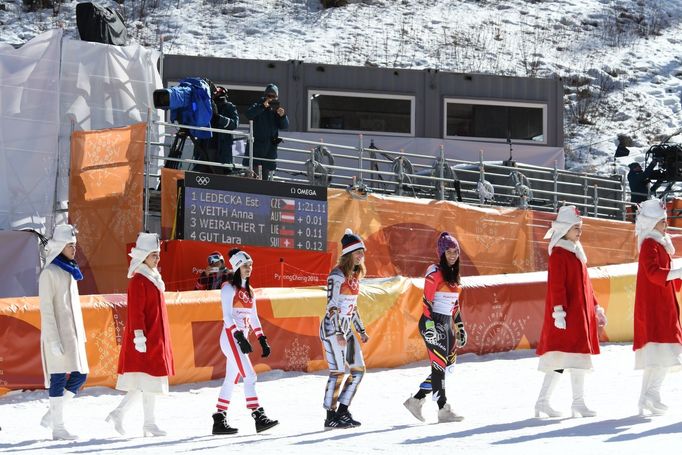 Anna Veithová, Ester Ledecká a Tina Weiratherová na stupních vítězů v super-G na ZOH 2018