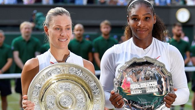 Angelique Kerberová a Serena Williamsová po finále Wimbledonu 2018