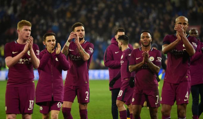 Kevin de Bruyne, Bernardo Silva, Kyle Walker, Raheem Sterling and Vincent Kompany zdraví fanoušky.