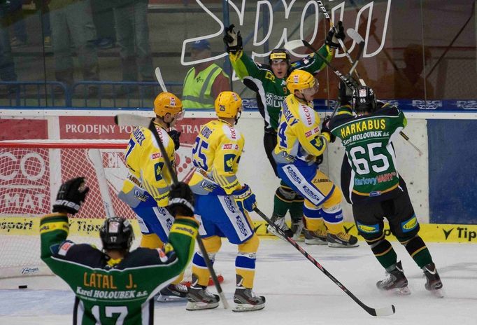 Hokej, extraliga, Zlín - Karlovy Vary: Jakub Flek (9) slaví gól na 0:1