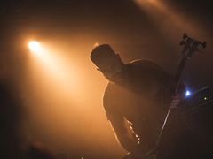 Russian Circles několik posledních pražských koncertů vyprodali. Na snímku je basista Brian Cook.