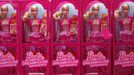 Mattel's Barbie dolls on sale are pictured inside a shop of a life-size "Barbie Dreamhouse" during a media tour in Berlin, May 15, 2013. The life-sized house, covering about 1,400 square metres offers visitors to try on Barbie's clothes in her walk-in closet, tour her living room and her kitchen. REUTERS/Fabrizio Bensch (GERMANY - Tags: ENTERTAINMENT SOCIETY) Published: Kvě. 15, 2013, 2:52 odp.