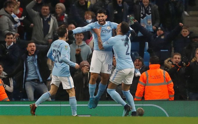 Sergio Agüero slaví druhý gól Manchesteru City v semifinále Ligového poháru.