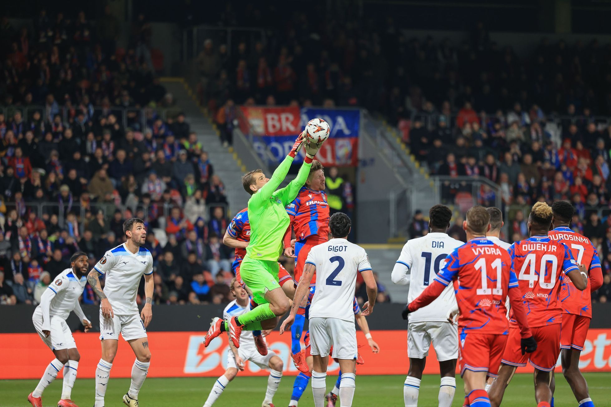 Ivan Provedel v zápase EL Viktora Plzeň - Lazio