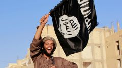 ISIL - bojovník - vlajka - Sýrie - vojenská přehlídka