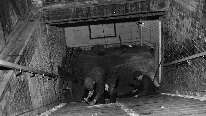 Osudových devatenáct schodů stanice metra Bethnal Green v Londýně dva dny po tragédii z března 1943.