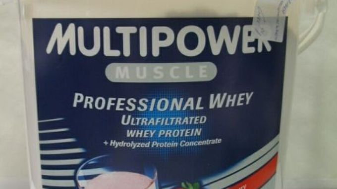 Přípravek Multipower Muscle Professional Whey Ultrafiltrated Whey Protein, ve kterém inspekce objevila anabolika