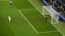 Francouz Kylian Mbappé dává gól z penalty v semifinále Ligy národů s Belgií.