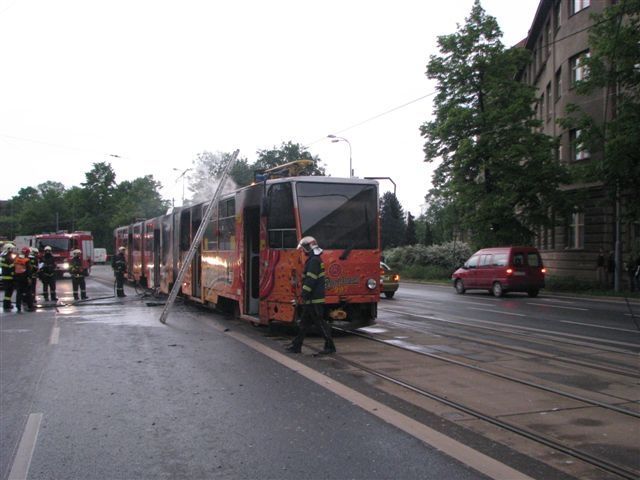 Shořelá tramvaj v Plzni