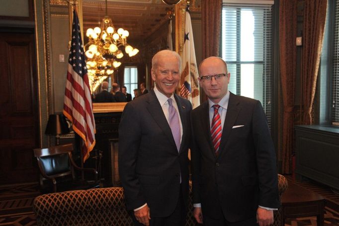 Český premiér Bohuslav Sobotka a americký viceprezident Joe Biden při setkání v Bílém domě 18. listopadu 2014.