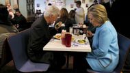 Únor – Kandidátka za americkou Demokratickou stranu Hillary Clintonová a její manžel Bill Clinton, bývalý prezident USA. V rámci předvolební kampaně snídají v restauraci Chez Vachon ve městě Manchester v americkém státě New Hampshire. Clintonová byla tehdy favoritkou. O devět měsíců později ale v prezidentských volbách prohrála.