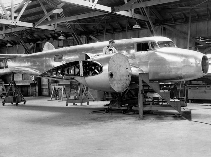 Amelia Earhartová pózuje ve své "létající laboratoři", speciálně upraveném letadle Lockheed Electra, které bylo dokončeno v roce 1936.