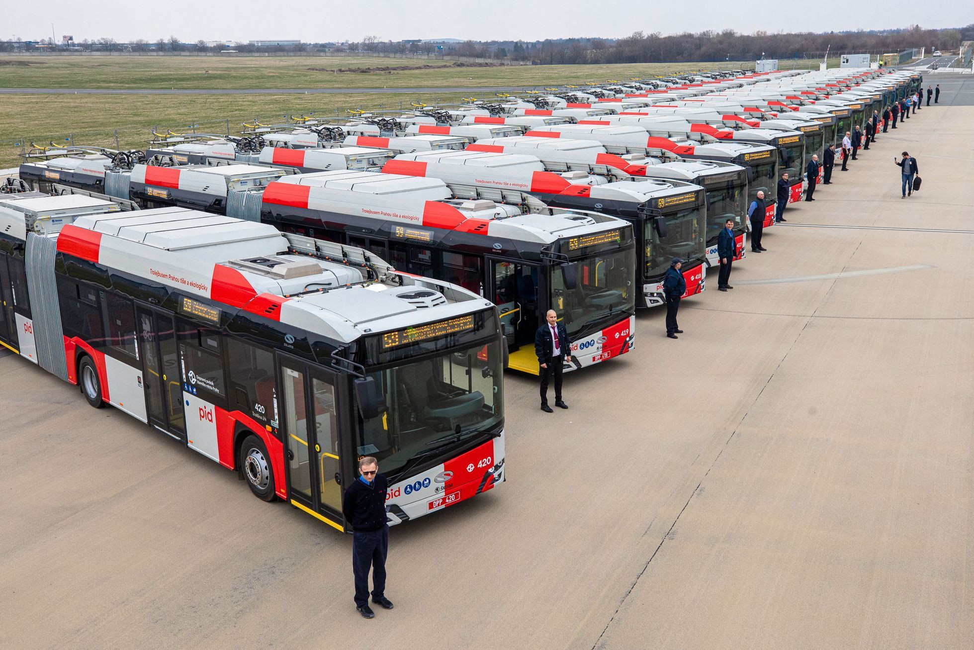 Trolejbusy Škoda Solaris 24, které jezdí z pražského letiště na lince 59