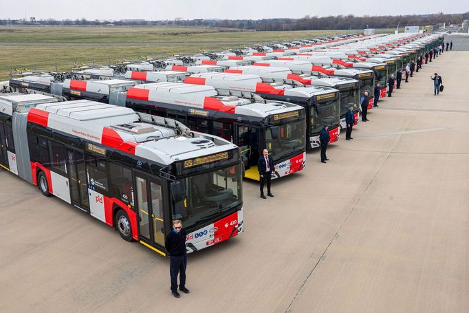 Trolejbusy Škoda Solaris 24, které jezdí z pražského letiště na lince 59 do Nádraží Veleslavín.