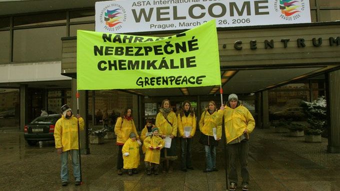 Greenpeace na Nuselském mostě v Praze