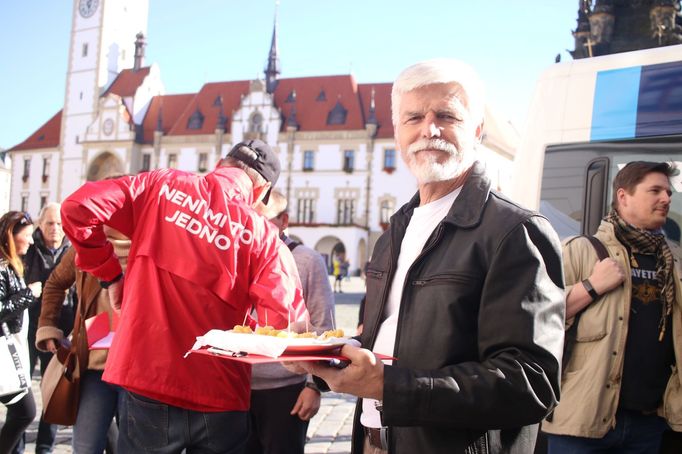 Generál ve výslužbě Petr Pavel při získávání podpisů v Olomouci 2. října 2022.