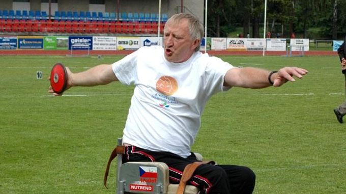 Štefan Danko v hodu diskem na druhém kole Českého atletického poháru v roce 2008.