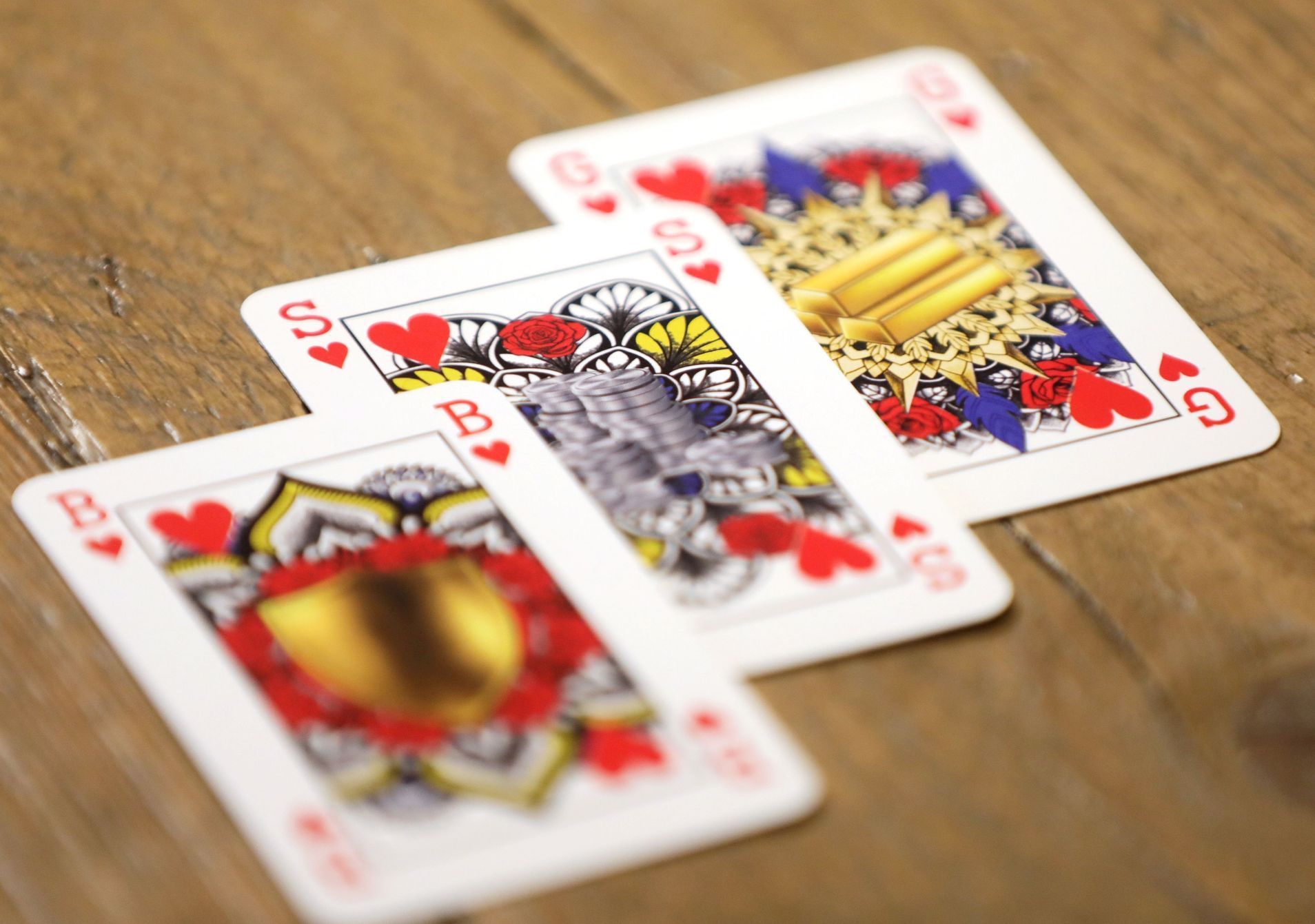Holanďanka Indy Mellinková vymyslela genderově neutrální balíčky karet, ve kterých krále, královnu a kluka nahrazují zlatá, stříbrná a bronzová karta.
