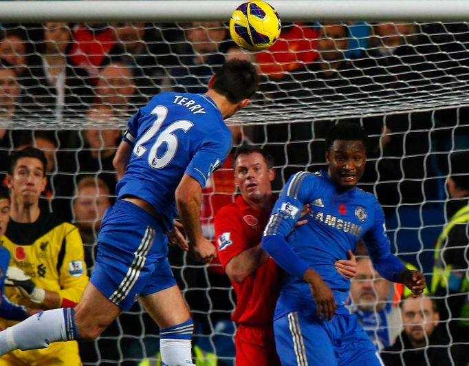 Fotbalista Chelsea John Terry střílí gól v utkání proti Liverpoolu v anglické Premier League 2012/13.