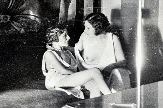 Dvě prostitutky v nevěstinci "Sfinga" na bulváru Edgar-Quinet. Paříž, 30. léta 20. století.
