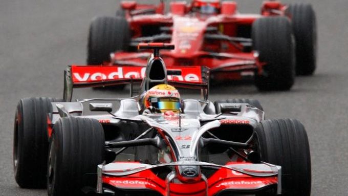 Lewis Hamilton před Kimim Räikkönenem v závěru Velké ceny Belgie.