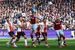 Utrápený West Ham vydřel výhru, Newcastle přehrál Manchester a je třetí