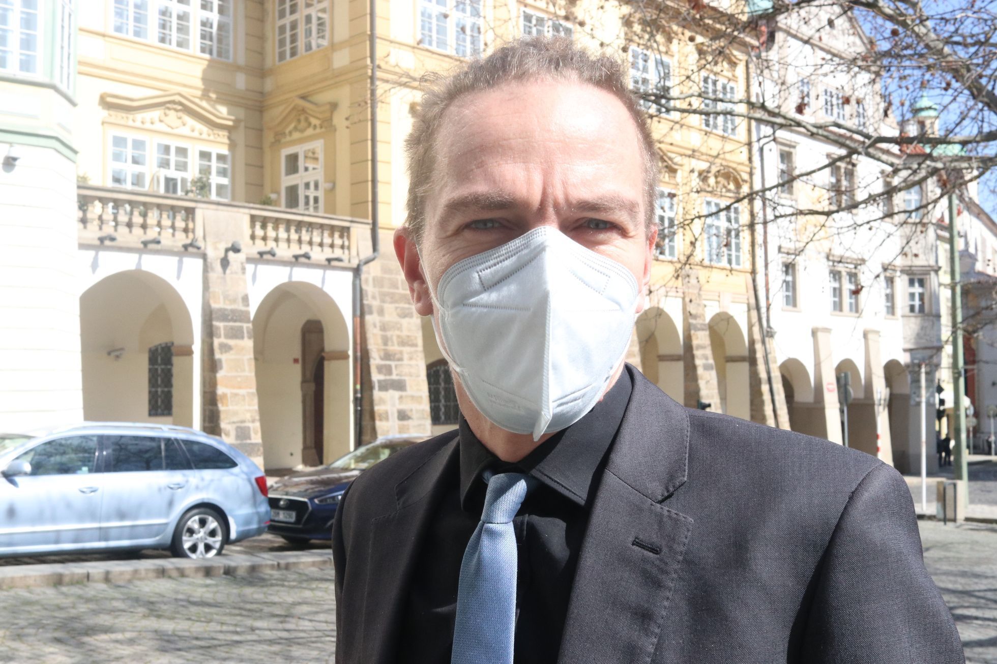 Předseda Pirátské strany Ivan Bartoš na začátku letošního dubna před Poslaneckou sněmovnou
