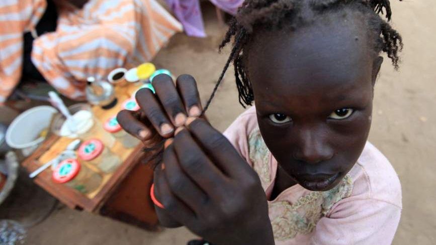 Pletení copánků. Malé slečny chtějí vypadat hezky všude na světě...i v Súdánu.