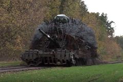 Rusové mění tanky k nepoznání. „Postapokalyptické ježky“ nezdolají ani desítky dronů