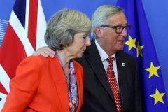 Musíme zvýšit úsilí a urychlit jednání o brexitu, shodli se Mayová s Junckerem