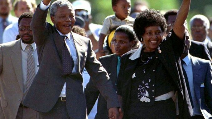 Nelson Mandela krátce po propuštění z vězení - 11. února 1990. Ruku v ruce se svou ženou Winnie.