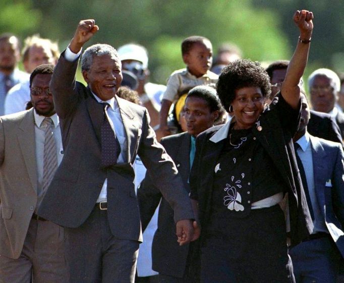 Nelson Mandela krátce po propuštění z vězení - 11. února 1990. Ruku v ruce se svou ženou Winnie.