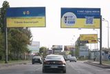 Jedním z důsledků ruského útoku na Ukrajinu je i neuvěřitelné množství válečných billboardů, které nyní lemují silnice.