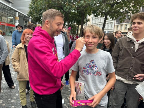Předseda STAN Vít Rakušan se věnoval předvolební kampani i v den, kdy začal soud v kauze Dozimetr. V Praze za ním chodilo mnoho mladých příznivců.